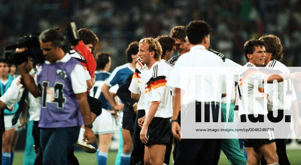 Deutschland - Argentinien Italien, Rom, 08.07.1990, Fussball, FIFA WM 1990 in Italien, Finale, DFB Deutschland - Argentinien (1:0): mi. Andreas Brehme (Deutschland).