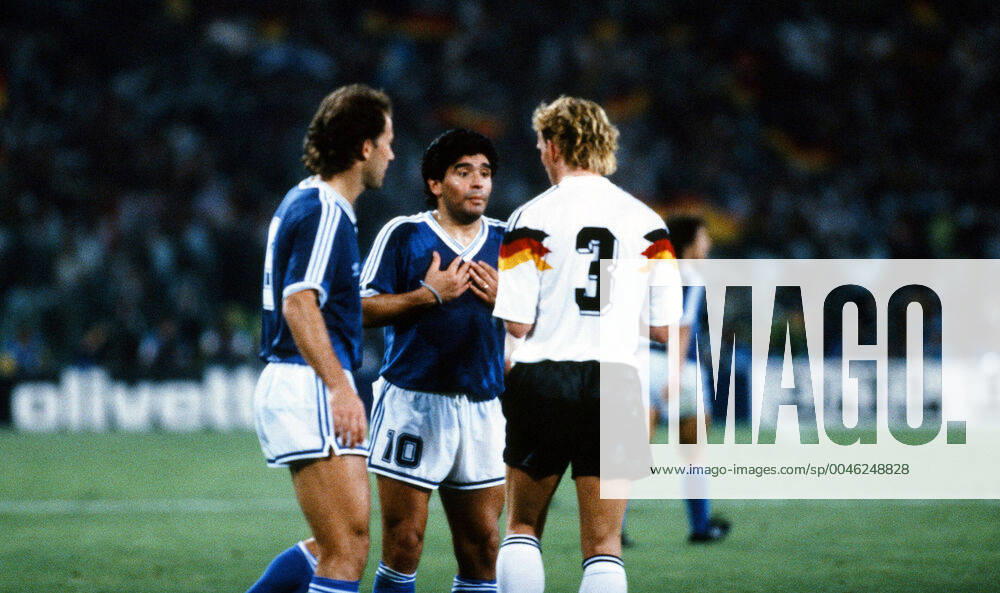 Deutschland - Argentinien Italien, Rom, 08.07.1990, Fussball, FIFA WM 1990 in Italien, Finale, DFB Deutschland - Argentinien (1:0): v.l. Diego Maradona (Argentinien), Andreas Brehme (Deutschland).