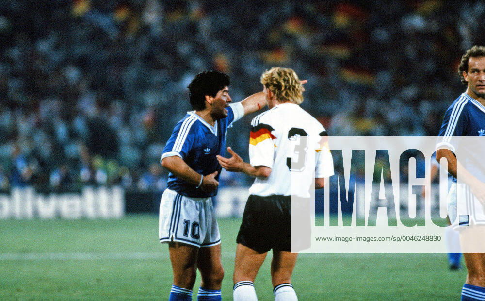 Deutschland - Argentinien Italien, Rom, 08.07.1990, Fussball, FIFA WM 1990 in Italien, Finale, DFB Deutschland - Argentinien (1:0): v.l. Diego Maradona (Argentinien), Andreas Brehme (Deutschland).