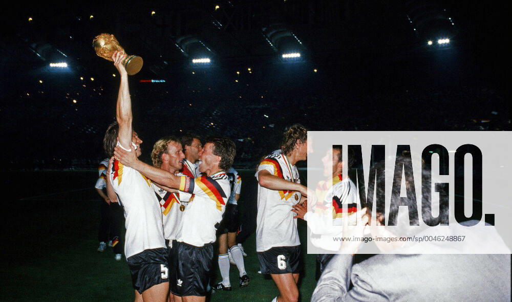 Deutschland - Argentinien Italien, Rom, 08.07.1990, Fussball, FIFA WM 1990 in Italien, Finale, DFB Deutschland - Argentinien (1:0): v.l. Klaus Augenthaler, Andreas Brehme, Lothar Matthäus, Guido Buchwald, Pierre Littbarski (alle Deutschland) mit dem WM Pokal.