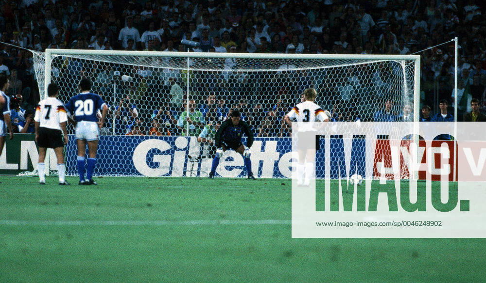 Deutschland - Argentinien Italien, Rom, 08.07.1990, Fussball, FIFA WM 1990 in Italien, Finale, DFB Deutschland - Argentinien (1:0): Andreas Brehme (Deutschland) trifft Elfmeter zum 1:0 gegen Sergio Goycochea (Argentinien).
