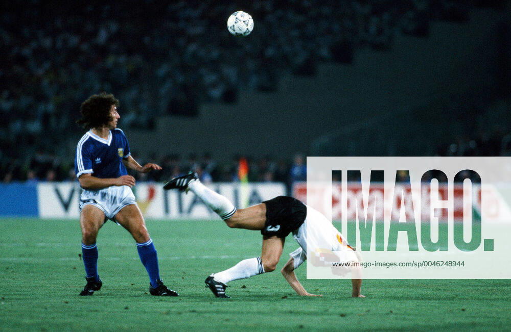 Deutschland - Argentinien Italien, Rom, 08.07.1990, Fussball, FIFA WM 1990 in Italien, Finale, DFB Deutschland - Argentinien (1:0): v.l. Pedro Troglio (Argentinien), Andreas Brehme (Deutschland).