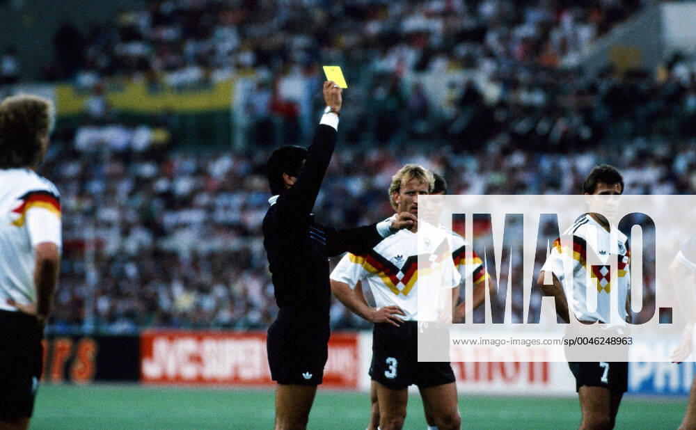Deutschland - Argentinien Italien, Rom, 08.07.1990, Fussball, FIFA WM 1990 in Italien, Finale, DFB Deutschland - Argentinien (1:0): v.l. Edgardo Codesal (Schiedsrichter), Andreas Brehme, Pierre Littbarski (beide Deutschland).