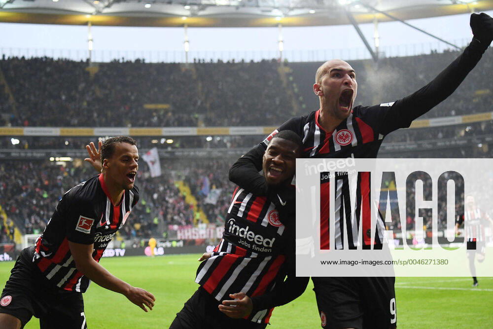 Fussball 1.Bundesliga, Eintracht Frankfurt - RB Leipzig, v.l. Timothy Chandler (Eintracht Frankfurt), Almamy Toure (Eintracht Frankfurt), Bas Dost (Eintracht Frankfurt) celebrate the goal, Der Torjubel zum 1:0 Frankfurt am Main
