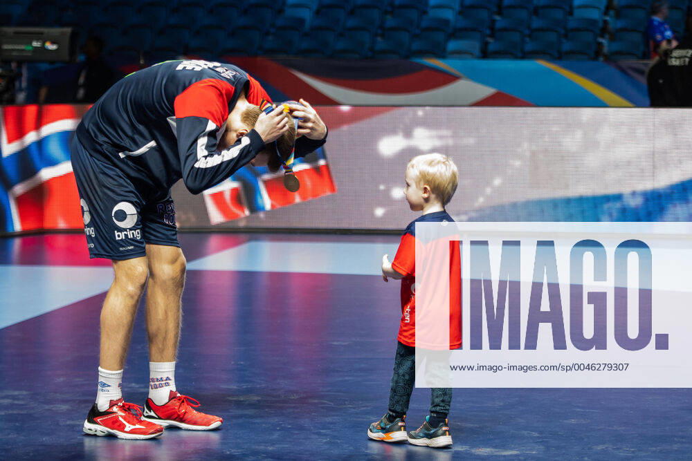 Kristian Bjornsen of Norway celebrate the bronze medal with his son after the EHF European Handball Championship bronze match between Norway and Slovenia on January 25, 2020 in Stockholm. Photo: Johanna Lundberg BILDBYRAN kod JL 136107 bbeng ehf euro 2020 em 2020 european men?s jubel barn bronsmedalj brons handball championship 2020 handball handboll handbolls-em 2020 handball handball-em 2020 norge norway slovenien slovenia brons match bronze match
