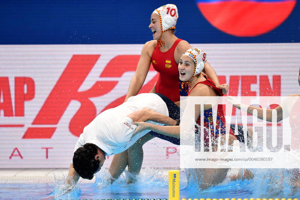 KW04 OCA Miguel coach of Spain and players celebrate the victory Budapest 25 01 2020 Duna Arena SPAIN (white caps) Vs. RUSSIA (blue caps) Women Final 1st - 2nd place XXXIV LEN European Water polo, Wasserball Championships 2020 Photo © Andrea Staccioli Deepbluemedia Insidefoto andreaxstaccioli