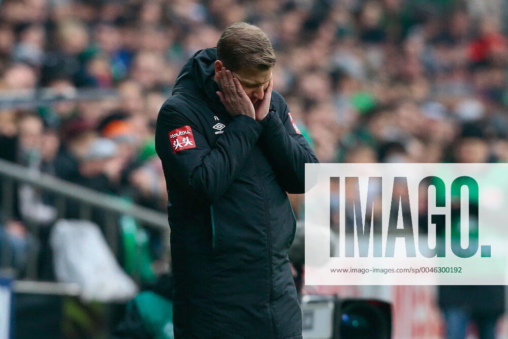 Fussball 1.Bundesliga, SV Werder Bremen - TSG 1899 Hoffenheim, v.l. Florian Kohfeldt (Werder Bremen, Trainer) enttaeuscht, schaut enttaeuscht, niedergeschlagen, disappointed Bremen