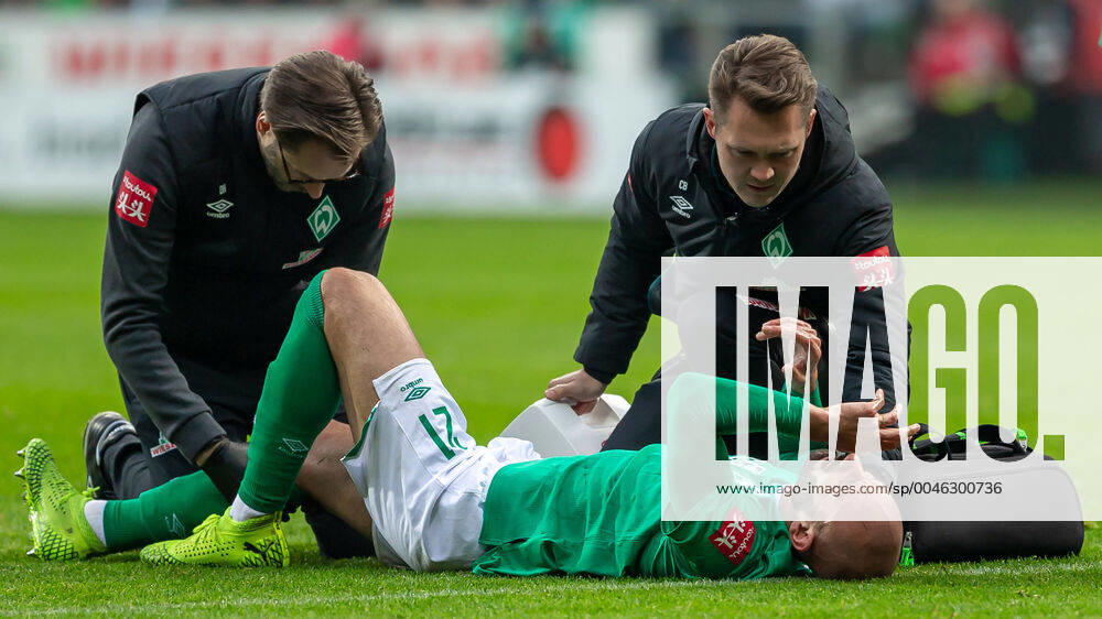 KW04 v.li.: Dr. Daniel Hellermann (Mannschaftsarzt, SV Werder Bremen) und Claas Bente (Physiotherapeut, SV Werder Bremen) behandeln Ömer Toprak (SV Werder Bremen, 21) liegt verletzt am Boden, Verletzung, Schmerzen, schmerzverzerrtes Gesicht, DIE DFL-RICHTLINIEN UNTERSAGEN JEGLICHE NUTZUNG VON FOTOS ALS SEQUENZBILDER UND ODER VIDEOA?HNLICHE FOTOSTRECKEN. DFL REGULATIONS PROHIBIT ANY USE OF PHOTOGRAPHS AS IMAGE SEQUENCES AND OR QUASI-VIDEO., 26.01.2020, Bremen (Deutschland), Fussball, Bundesliga, SV Werder Bremen - TSG 1899 Hoffenheim