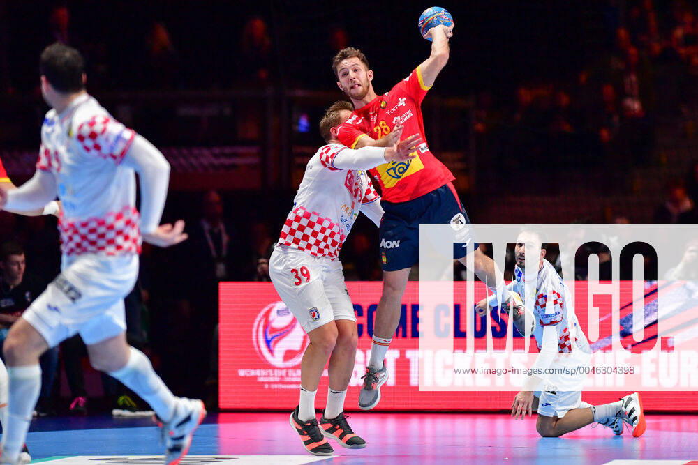 KW04 Handball Europameisterschaft Finale, 26.01.2020, Spanien - Kroatien, Tele2 Arena, Stockholm David Mandic (Kroatien, 39) Aleix Gomez Abello (Spanien, 28) Igor Karacic (Kroatien, 18) Action Steilangriff Tempo, 26.01.2020, Stockholm (Schweden), Handball, EM 2020, Finale, Kroatien - Spanien