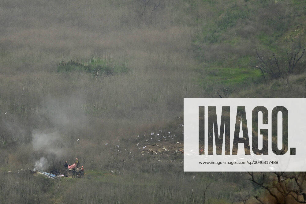 KW04 Firefighters gather around the wreckage of a helicopter crash that claimed the life of Los Angeles Lakers star Kobe Bryant, on a hillside off of Las Virgenes Road, in Calabasas, California on Sunday, January 26, 2020. Bryant s 13-year-old daughter Gianna was also killed in the crash. LAP202001262012 JOHNxMCCOY