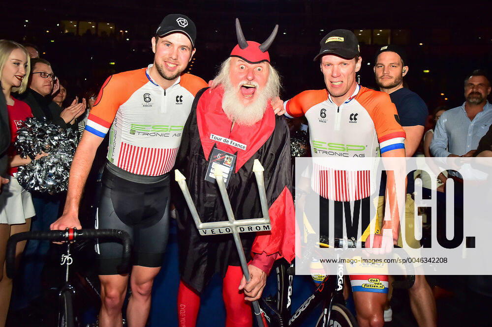 KW05 Team 3 mit Wim Stroetinga (re. NED) und Moreno De Pauw (li. BEL) gewinnen das 109. Berliner Sechstagerennen 2020 - hier mit Tour-Teufel Didi Senft (GER - Storkow) - Querformat - quer - horizontal - Event Veranstaltung: 108. Berliner Sechstagerennen - Six Day Berlin - 6.Nacht - Ort Location: Velodrom Berlin - Region: Berlin - Land Country: Deutschland Germany - Datum Date: 28.01.2020