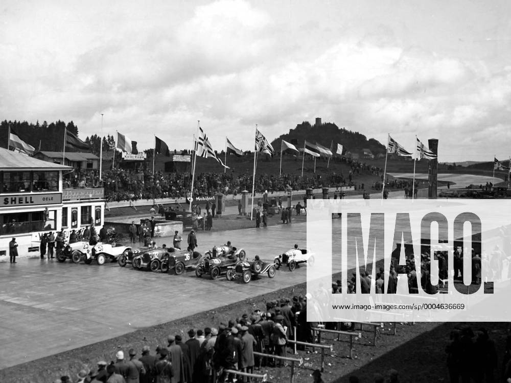 Eröffnung der Nürburgring Nordschleife im Jahr 1927 - Die Boliden haben sich auf der Start und Zielgerade versammelt Motorsport Grand Prix Herren Großer Preis von Deutschland 1927, Formel 1, F1, F, GP Totale Nürburgring Nürburg