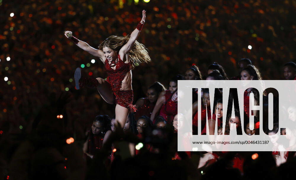 Shakira perform at the Pepsi Super Bowl LIV Halftime Show at Hard Rock Stadium. NFL, American Football Herren, USA 2020: Super Bowl LIV: 49ers vs Chiefs - ZUMAj89_ 20200202_zaf_j89_062
