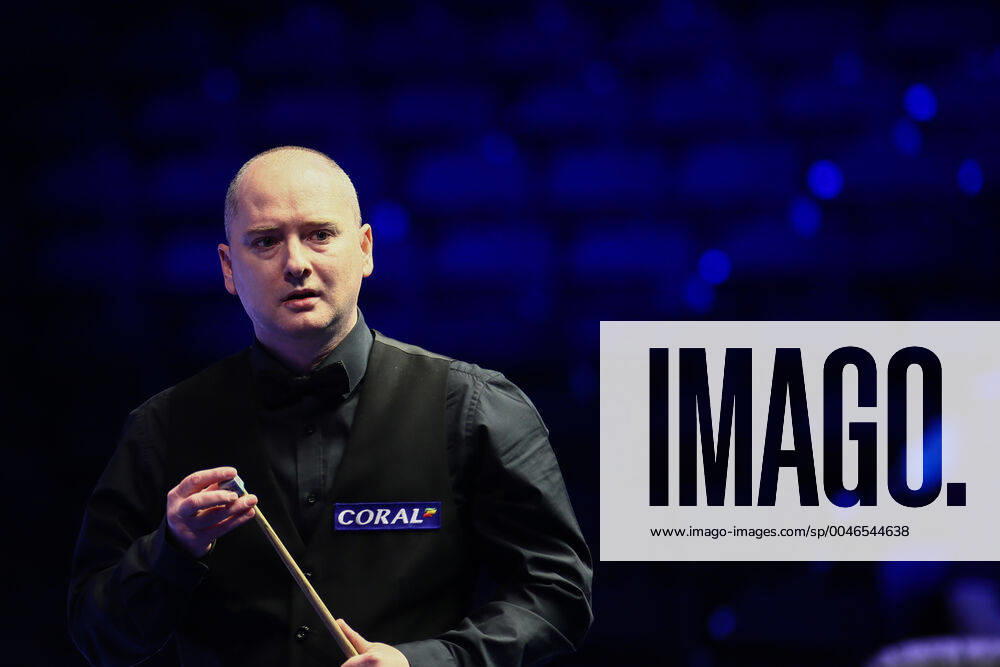 Graeme Dott of Scotland considers a shot to Tom Ford of England at the semi-final of World Grand Prix 2020 in Cheltenham, the United Kingdom, 7 February 2020. Graeme Dott of Scotland defeated Tom Ford of England with 6-4.