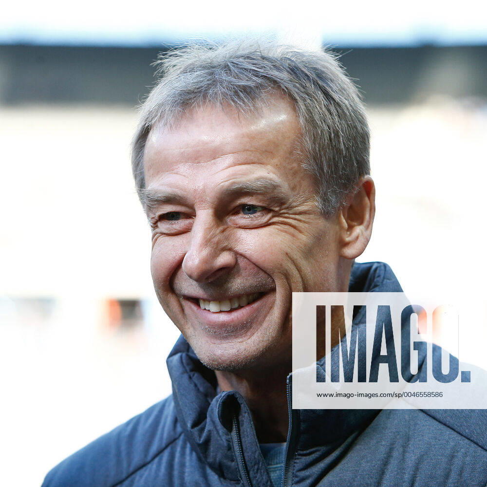 Fussball 1.Bundesliga, Hertha BSC Berlin - 1. FSV Mainz 05, v.l. Juergen Klinsmann (Hertha, Trainer) Portrait, Porträt, Einzelbild lacht, laechelt, positiv, zufrieden Berlin
