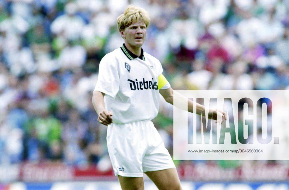 Fussball, Deutschland, Herren, Saison 1995 1996, Bor. Mönchengladbach - AC Florenz; Stefan Effenberg (BMG) mit Tiger Kapitänsbinde. Aktion, Einzelbild.