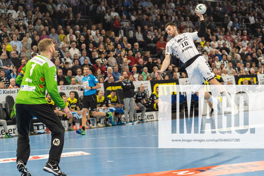 THW Kiel gegen TVB 1898 Stuttgart am 16.2.2020 Niclas Ekberg ( 18, THW Kiel, AU), THW Kiel gegen TVB 1898 Stuttgart in der LIQUI MOLY Handball-Bundesliga am 25. Spieltag, in der Sparkassen Arena (Kiel) am 16.2.2020