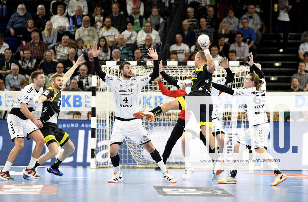 Christian Zeitz (TVB Stuttgart, 20) gegen Domagoj Duvnjak (THW Kiel, 4) und Lukas Nilsson (THW Kiel, 65), Handball-Bundesliga, Liqui-Moly-HBL, Männer, 23. Spieltag, THW Kiel vs TVB Stuttgart, 16.02.20 Kiel Sparkassen Arena Schleswig-Holstein Germany