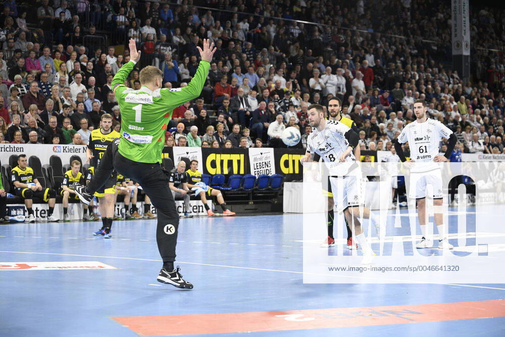 Niclas Ekberg (THW Kiel, 18). Gegen Johannes Bitter (TVB Stuttgart, 1), Handball-Bundesliga, Liqui-Moly-HBL, Männer, 23. Spieltag, THW Kiel vs TVB Stuttgart, 16.02.20 Kiel Sparkassen Arena Schleswig-Holstein Germany