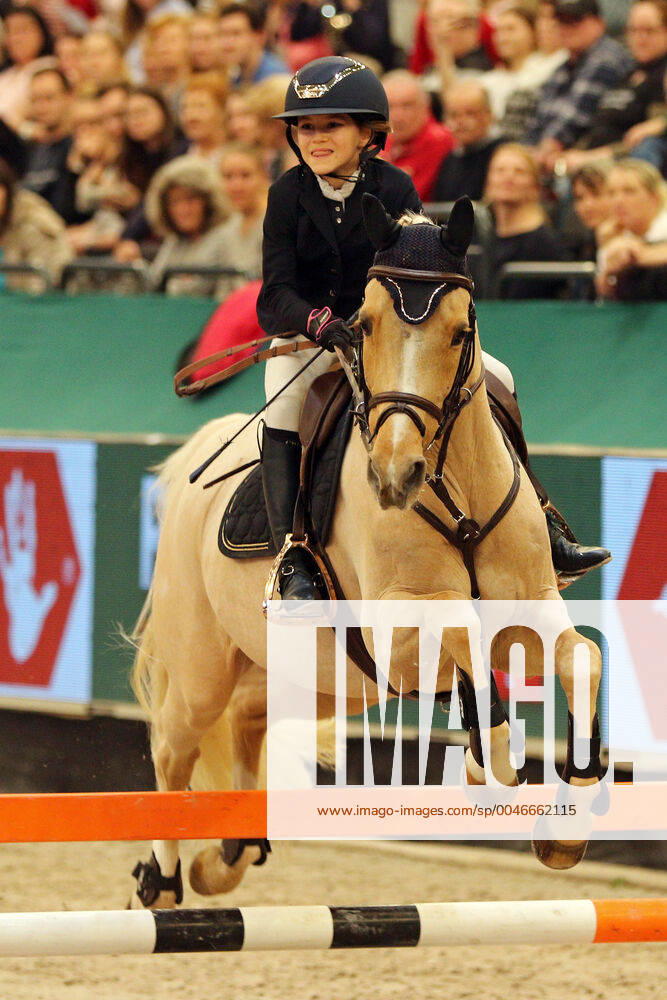 Leipzig, Sachsen, GER - Emma Kasselmann auf Golden Luck. Partner Pferd 2020. (Pony, Reiter, Kasselmann, Golden Luck, Anfaenger, E-Parcours, E-Turnier, Einsteiger, Hindernis, Kind, Nachwuchs, Nachwuchssport, Parcours, Pferdesport, Reiten, Reitpony, Reitsport, Reitturnier, Selleria Equipe Pony Cup, springen, Springreiten, Sprung, Turnier, Turnieranfaenger, Hallenturnier) 200119PH015LEIPZIG