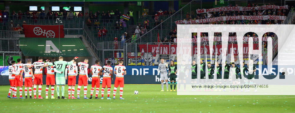 KW08 VfL vs Mainz, 1. BL Wolfsburg, 23.02.2020, FUßBALL - VfL Wolfsburg vs 1. FSV Mainz 05, 1. BL, Saison 2019 20, Volkswagen Arena. Bild zeigt: Schweigeminute für Hanau DFL REGULATIONS PROHIBIT ANY USE OF PHOTOGRAPHS AS IMAGE SEQUENCES AND OR QUASI-VIDEO. Wolfsburg