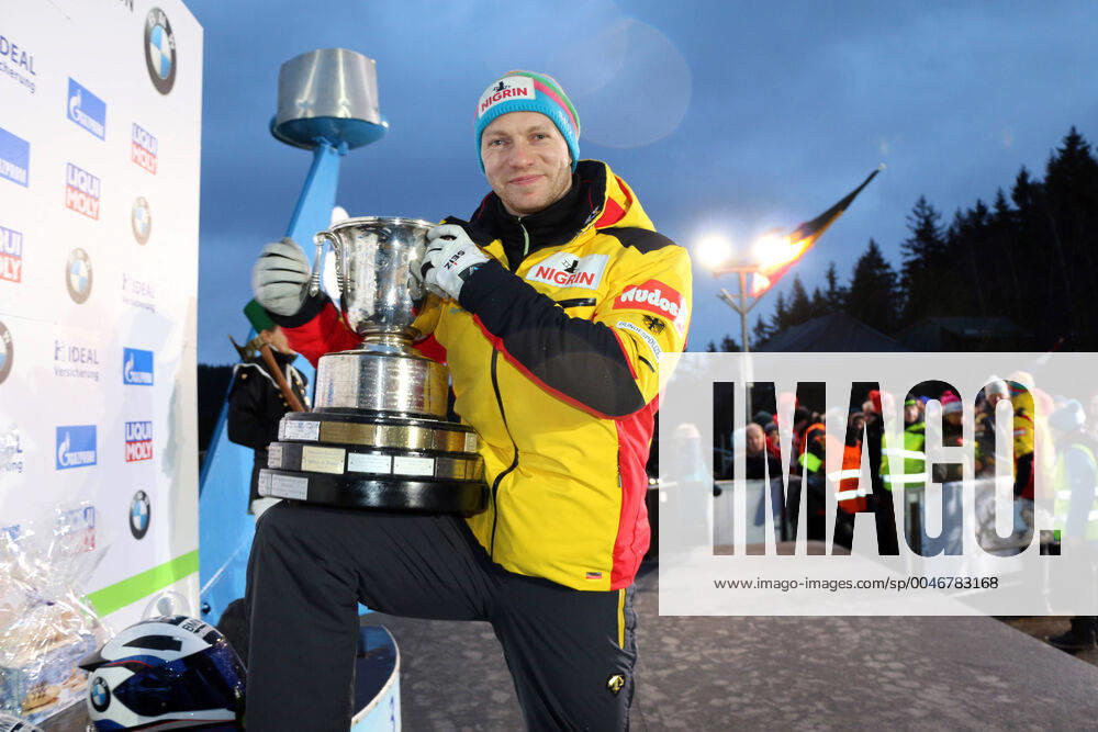 Bob-WM: Francesco Friedrich mit Weltmeisterpokal