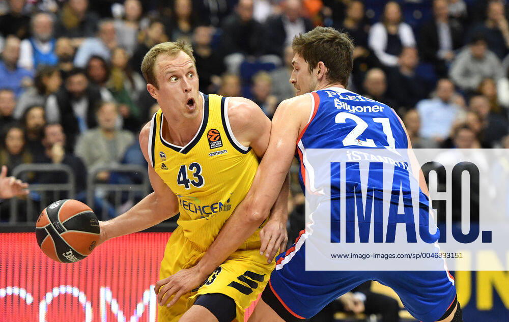 KW09 Luke Sikma (ALBA), mit Ball, rechts Tibor Pleiß (Anadolu Efes), ALBA Berlin - Anadolu Efes Istanbul Basketball, Turkish Airlines Euroleague, Gruppenphase, Vorrunde, Herren, Männer, Maenner, men, Saison 2019 2020 Berlin, 27.2..2020 Mercedes-Benz Arena