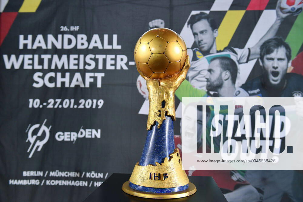 Deutschland bekommt den Zuschlag fuer die Handball WM 2025 und 2027. Archivfoto: Feature,Randmotiv,allgemein: IHF WM Pokal,Cup,Trophaee vor einem Plakat der Handball WM 2019.Sachaufnahme. Pressekonferenz 50 Tage bis zur Handball-WM 2019 am 21.11.2018 in Muenchen. Â