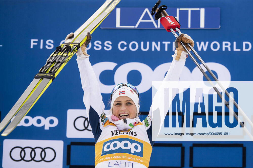Therese Johaug of Norway celebrates after the women?s 10 km classic technique interval start during the FIS Cross-Country World Cup on February 29, 2020 in Lahti. Photo: Johanna Lundberg Bildbyran 136123 bbeng världcupen skidor langrenn cross country skiing dam women 10km jubel