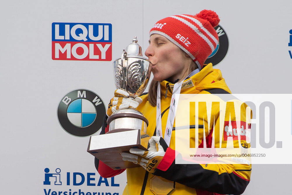 KW09 Tina Hermann (GER, Deutschland) küsst den WM-Pokal; Sieger, Erstplatzierter, Goldmedaille, gold medal; Siegerehrung, Award Ceremony; Jubel, celebration, 29.02.2020, Altenberg (Deutschland), IBSF World Championships Bobsleigh and Skeleton Altenberg