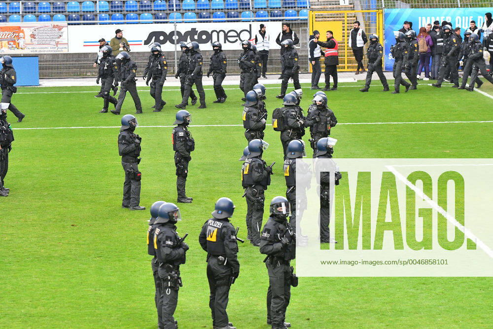 KW09 GER, 3. Liga, SV Waldhof Mannheim vs. 1. FC Kaiserslautern 29.02.2020, Carl-Benz-Stadion, Mannheim, GER, 3. Liga, SV Waldhof Mannheim vs. 1. FC Kaiserslautern, DFL REGULATIONS PROHIBIT ANY USE OF PHOTOGRAPHS AS IMAGE SEQUENCES AND OR QUASI-VIDEO. im Bild: Nach Schlusspfiff stuermten Teile beider Fanlager das Spielfeld, die Polizei musst eingreifen.