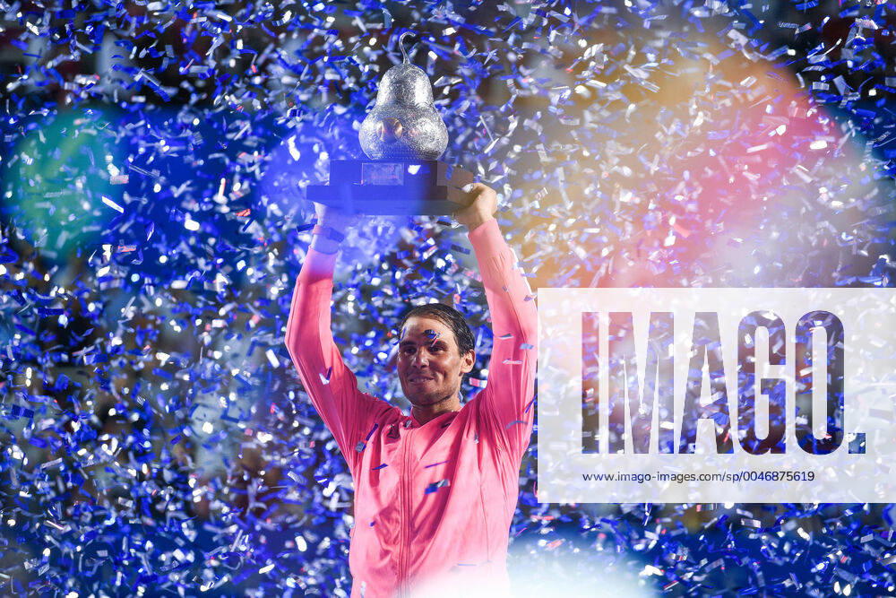 Bilder des Jahres 2020, Sport 03 März (200301) -- ACAPULCO, March 1, 2020 -- Rafael Nadal of Spain poses with his trophy during the awarding ceremony after winning the men s singles final match between Rafael Nadal of Spain and Taylor Fritz of the United States at the 2020 ATP, Tennis Herren Mexican Open tennis tournament in Acapulco, Mexico, Feb. 29, 2020. ) (SP)MEXICO-ACAPULCO-TENNIS-ATP-MEXICAN OPEN-FINALS XinxYuewei