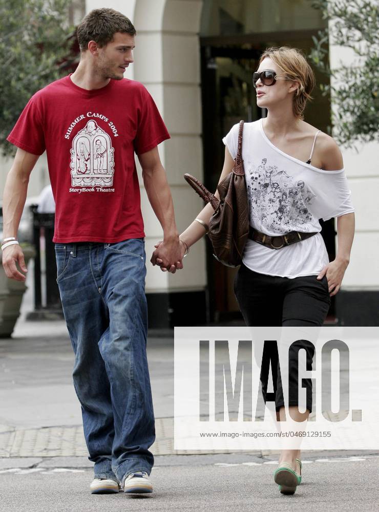 Keira s cool as a cucumber in Oxford St 4509 LONDON, England. Friday, July 15 2005. Keira Knightley and her boyfriend, model Jamie Dornan, out and about just off Oxford Street. The couple held hands and joked with each other as they picked up some groceries. Photograph: Sam Wordley, Pacificcoastnews.com. UK OFFICE: +44 131 225 3333 3322 US OFFICE: 1 310 261 9676 FEES MUST BE AGREED BEFORE USE,
