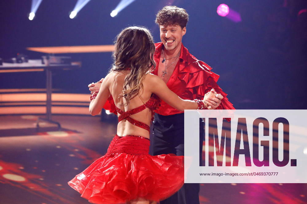 Ann-Kathrin Bendixen mit Valentin Lusin in der achten Live-Show der 17. Staffel der RTL-Tanzshow Let s Dance im MMC Coloneum. Köln