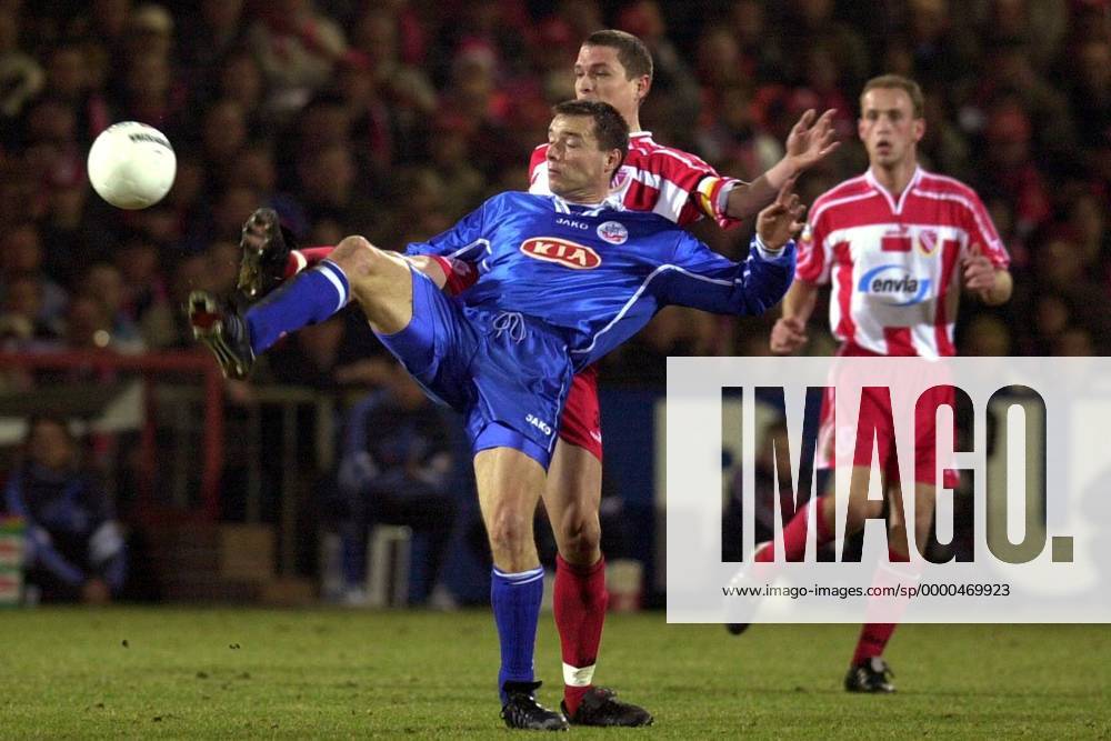 Markus Beierle (vorn, Rostock) gegen Christian Beeck (Cottbus) Fußball 1. BL Herren Saison 2001 2002, FC Energie Cottbus - FC Hansa Rostock 3:0, Vdig Gruppe Stadion der Freundschaft Cottbus Dynamik,