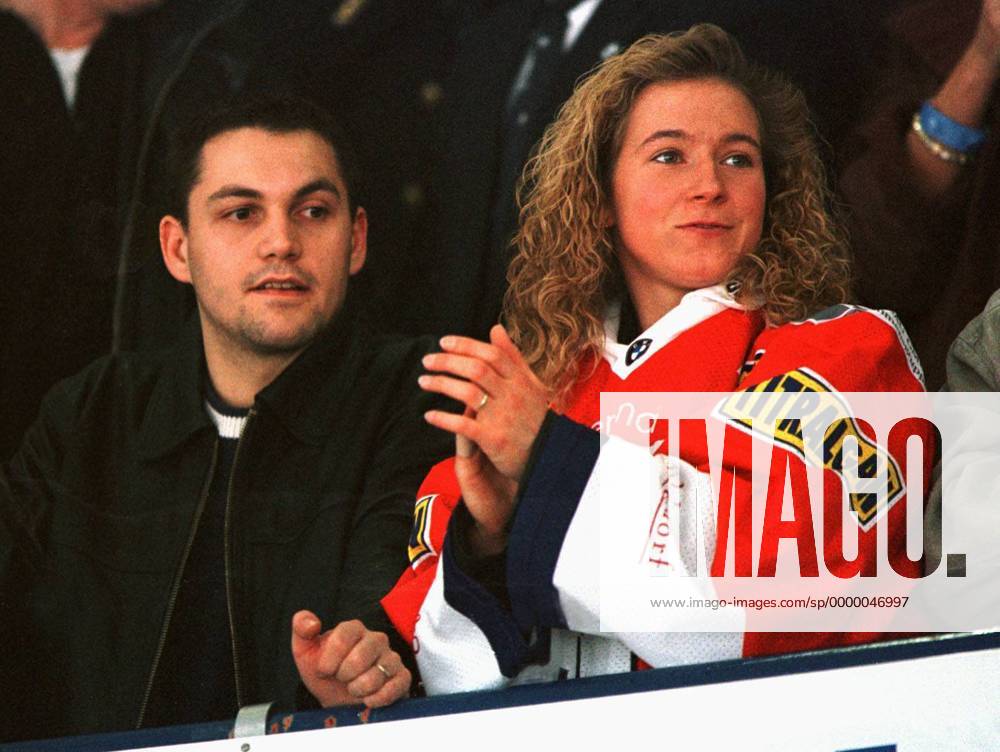 Olympiasiegerin Claudia Pechstein und ihr Mann Markus Bucklitsch als bekennende Eisbärenfans im Publikum Eisschnellauf DEL Herren Eishockey, Saison 1997 98, EHC Eisbären Berlin Gruppe Sportforum Hohenschönhausen Berlin Spannung, Freude,