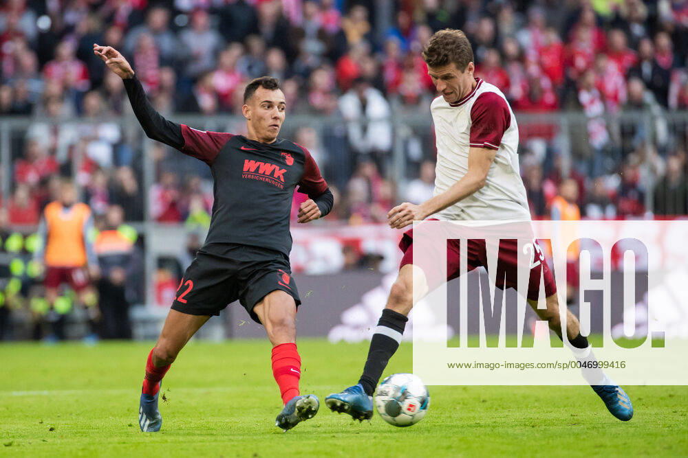 Fussball: Bundesliga, 25. Spieltag, FC Bayern Muenchen - 1. FC Augsburg. Iago (l) (FC Augsburg) in Aktion gegen Thomas Mueller (r) (FC Bayern Muenchen). DFL regulations prohibit any use of photographs as image sequences and or quasi-video. GER, Fussball, Bundesliga, FC Bayern Muenchen - 1. FC Augsburg, 08.03.2020 Muenchen