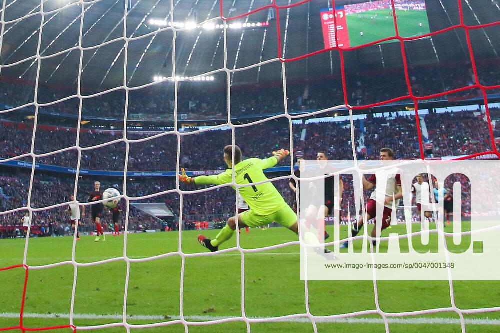 Fussball: Bundesliga, 25. Spieltag, FC Bayern Muenchen - 1. FC Augsburg. Thomas Mueller (r) (FC Bayern Muenchen) macht das Tor zum 1:0 gegen Torwart Andreas Luthe (l) (FC Augsburg) DFL regulations prohibit any use of photographs as image sequences and or quasi-video. GER, Fussball, Bundesliga, FC Bayern Muenchen - 1. FC Augsburg, 08.03.2020 Muenchen
