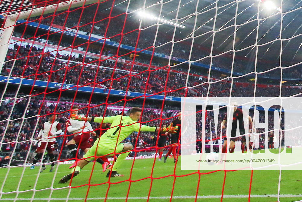 Fussball: Bundesliga, 25. Spieltag, FC Bayern Muenchen - 1. FC Augsburg. Leon Goretzka (FC Bayern Muenchen) macht das Tor zum 2:0 gegen Torwart Andreas Luthe (FC Augsburg) DFL regulations prohibit any use of photographs as image sequences and or quasi-video. GER, Fussball, Bundesliga, FC Bayern Muenchen - 1. FC Augsburg, 08.03.2020 Muenchen