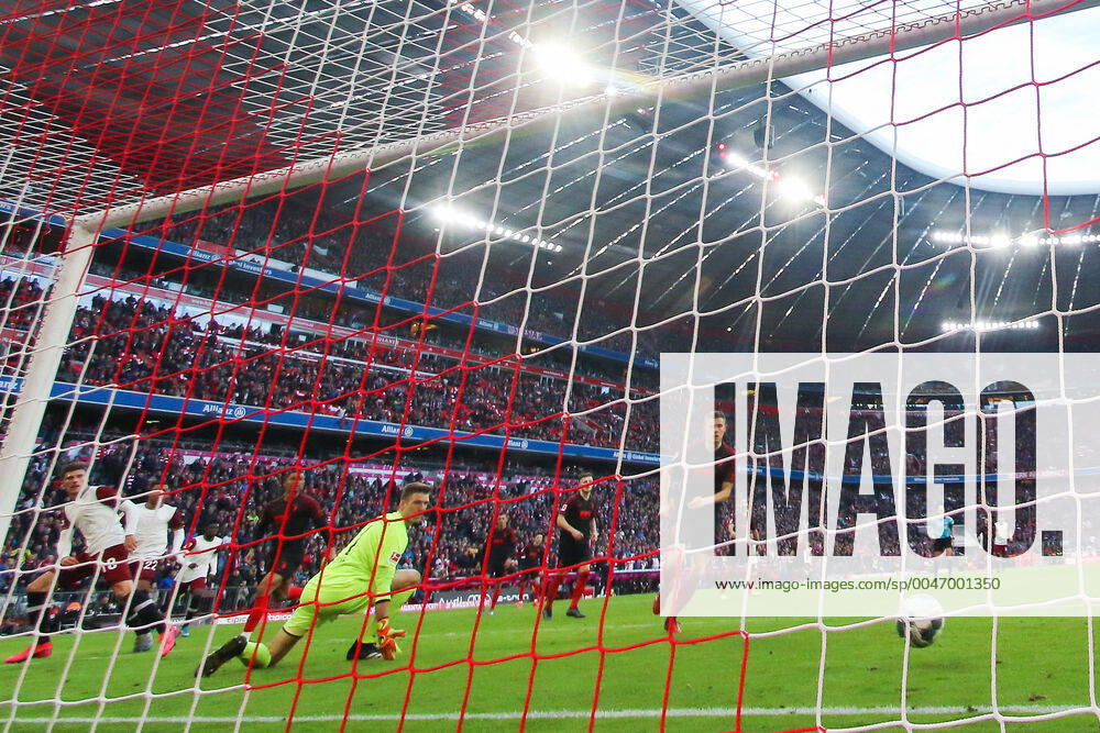 Fussball: Bundesliga, 25. Spieltag, FC Bayern Muenchen - 1. FC Augsburg. Leon Goretzka (FC Bayern Muenchen) macht das Tor zum 2:0 gegen Torwart Andreas Luthe (FC Augsburg) DFL regulations prohibit any use of photographs as image sequences and or quasi-video. GER, Fussball, Bundesliga, FC Bayern Muenchen - 1. FC Augsburg, 08.03.2020 Muenchen