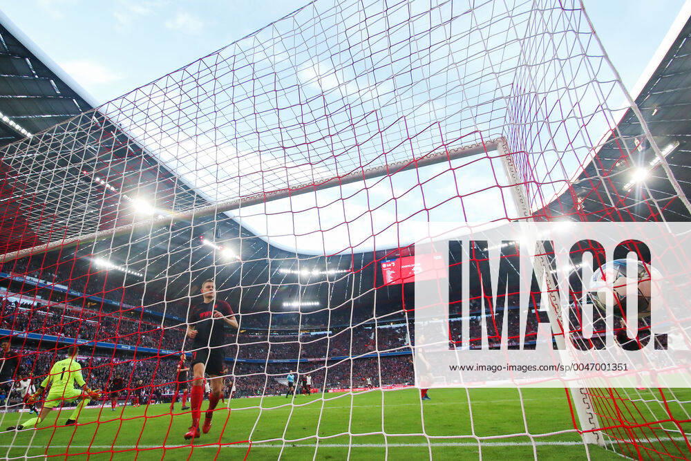 Fussball: Bundesliga, 25. Spieltag, FC Bayern Muenchen - 1. FC Augsburg. Leon Goretzka (FC Bayern Muenchen) macht das Tor zum 2:0 gegen Torwart Andreas Luthe (FC Augsburg) DFL regulations prohibit any use of photographs as image sequences and or quasi-video. GER, Fussball, Bundesliga, FC Bayern Muenchen - 1. FC Augsburg, 08.03.2020 Muenchen