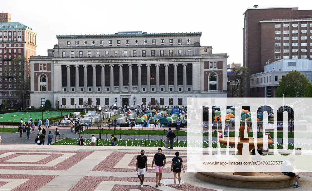 The 5pm deadline set by Columbia University announced that there would be students suspended if they donâ€⠢t leave the quad area where the tents are. Many remained while a few folded up their tent. Faculty members are seen wearing bright orange vests. There were a few Israel supporters on the quad but it was essentially 2 against 1000â€⠢s. (Photo: Andrea RENAULT Zuma Press) New York USA - ZUMAg115 20240429_faf_g115_040