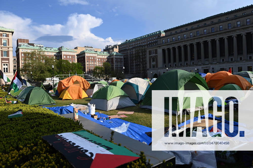 The 5pm deadline set by Columbia University announced that there would be students suspended if they donâ€⠢t leave the quad area where the tents are. Many remained while a few folded up their tent. Faculty members are seen wearing bright orange vests. There were a few Israel supporters on the quad but it was essentially 2 against 1000â€⠢s. (Photo: Andrea RENAULT Zuma Press) New York USA - ZUMAg115 20240429_faf_g115_054