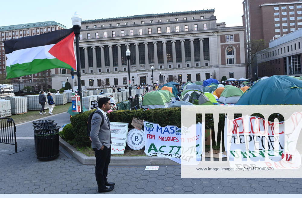 The 5pm deadline set by Columbia University announced that there would be students suspended if they donâ€⠢t leave the quad area where the tents are. Many remained while a few folded up their tent. Faculty members are seen wearing bright orange vests. There were a few Israel supporters on the quad but it was essentially 2 against 1000â€⠢s. (Photo: Andrea RENAULT Zuma Press) New York USA - ZUMAg115 20240429_faf_g115_056