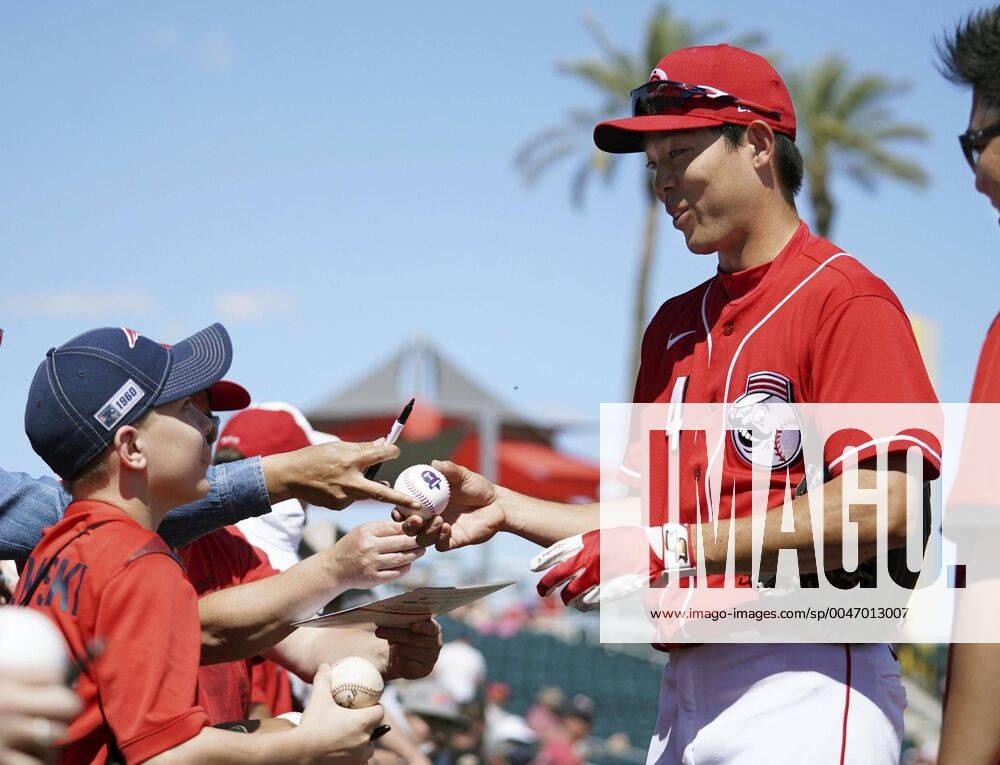 MLB, Baseball Herren, USA spring training Shogo Akiyama of the Cincinnati Reds signs autographs for fans before a spring training game against the Los Angeles Angels on March 8, 2020, in Goodyear, Arizona.