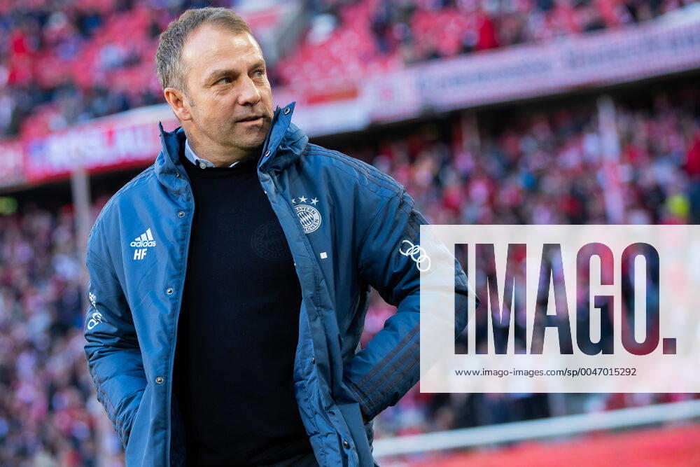 Fussball: Bundesliga, 25. Spieltag, FC Bayern Muenchen - 1. FC Augsburg. Trainer Hans-Dieter Flick (FC Bayern Muenchen) steht vor dem Spiel im Stadion. DFL regulations prohibit any use of photographs as image sequences and or quasi-video. GER, Fussball, Bundesliga, FC Bayern Muenchen - 1. FC Augsburg, 08.03.2020 Muenchen