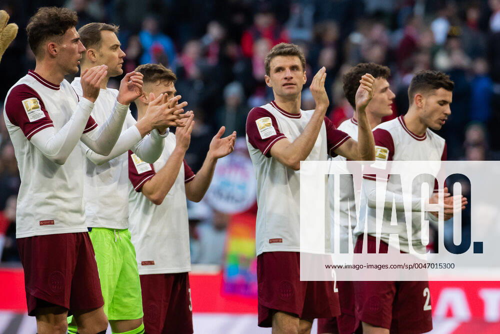 Fussball: Bundesliga, 25. Spieltag, FC Bayern Muenchen - 1. FC Augsburg. Leon Goretzka (l-r) (FC Bayern Muenchen), Torwart Manuel Neuer (FC Bayern Muenchen), Joshua Kimmich (FC Bayern Muenchen), Thomas Mueller (FC Bayern Muenchen), Benjamin Pavard (FC Bayern Muenchen) und Lucas Hernandez (FC Bayern Muenchen) bedanken sich nach dem Spiel bei den Fans. DFL regulations prohibit any use of photographs as image sequences and or quasi-video. GER, Fussball, Bundesliga, FC Bayern Muenchen - 1. FC Augsburg, 08.03.2020 Muenchen