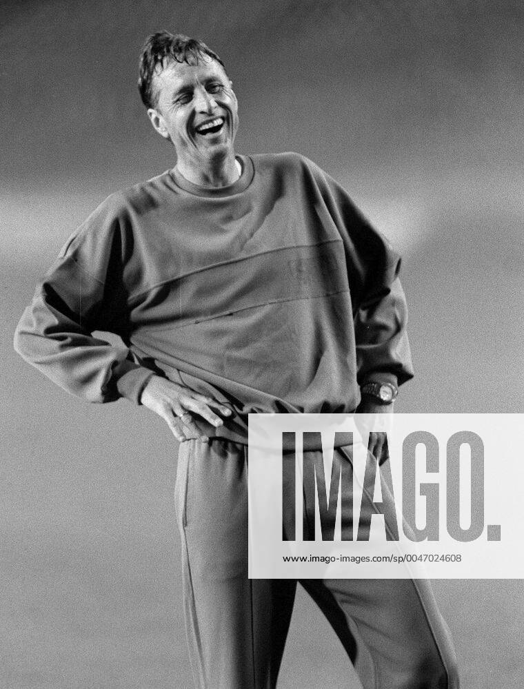 An archive picture dated 16 November 1991 that shows FC Barcelona, Barca coach Johan Cruyff during a training session to prepare a Eurocup match against Prague s Sparta in Barcelona, Catalonia, Spain. Cruyff died at 68 in Barcelona, 24 March 2016, after months of fighting a loan cancer. DUTCH SOCCER COACH JOHAN CRUYFF DIES AT 68 IN BARCELONA !ACHTUNG: NUR REDAKTIONELLE NUTZUNG! CRU007 20160324-635944426209018919 to Archives Picture dated 16 November 1991 Thatcher Shows FC Barcelona Coach Johan Cruyff during a Training Session to prepare a Eurocup Match against Prague S Sparta in Barcelona Catalonia Spain Cruyff died AT 68 in Barcelona 24 March 2016 After MONTHS of Fighting a Loan Cancer Dutch Soccer Coach Johan Cruyff This AT 68 in Barcelona Regard only Editorial Use CRU007 20160324 635944426209018919 An archive picture dated 16 November 1991 that shows FC Barcelona coach Johan Cruyff during a traini !ACHTUNG: NUR REDAKTIONELLE NUTZUNG!