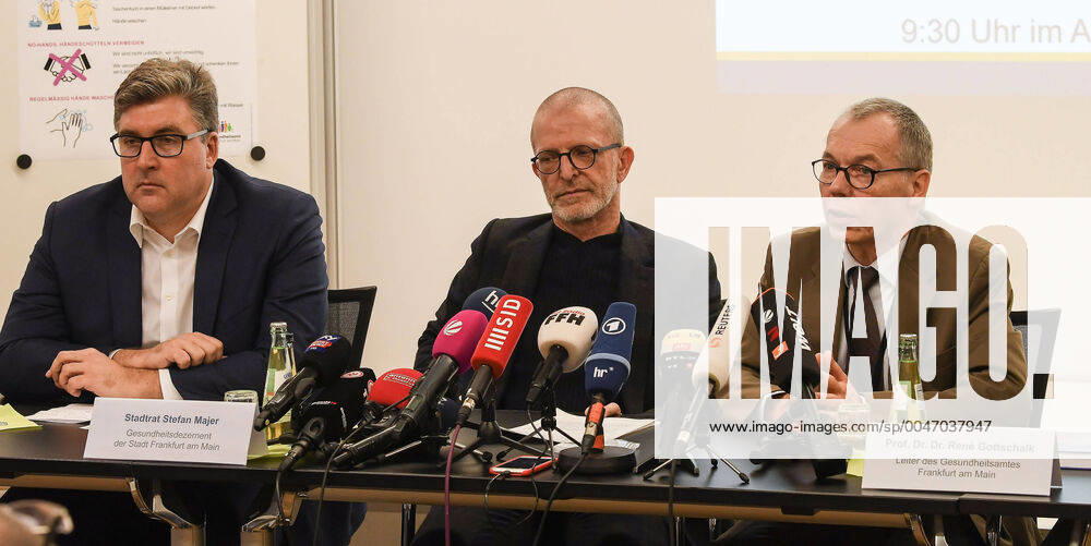 Fussball Pressekonferenz, Gesundheitsamt Frankfurt - zum EL Spiel in Frankfurt, v.l. Axel Hellmann (Vorstandsmitglied Eintracht Frankfurt AG), Stadtrat Stefan Majer (Gesundheitsdezernent der Stadt Frankfurt am Main), Prof. Dr. Dr. Rene Gottschalk (Leiter des Gesundheitsamts Frankfurt am Main) Frankfurt am Main