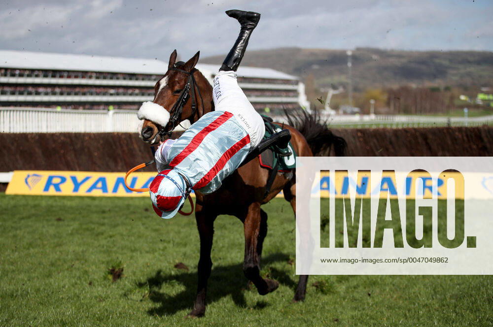KW11 2020 Cheltenham Festival, Prestbury Park, Cheltenham, England 12 3 2020 Marsh Novices Chase Gavin Sheehan falls from Itchy Feet Gavin Sheehan falls from Itchy Feet 12 3 2020